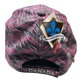 Une casquette rose Canada brodée sur le devant.