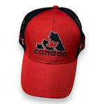 Une casquette en maille rouge avec le Canada brodé sur le devant.