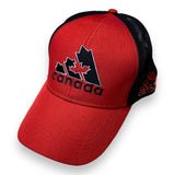 Une casquette en maille rouge avec le Canada brodé sur le devant.