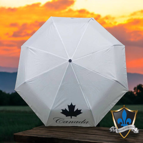 Parapluie blanc à feuilles du Canada.