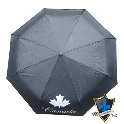 Parapluie noir à feuille du Canada.