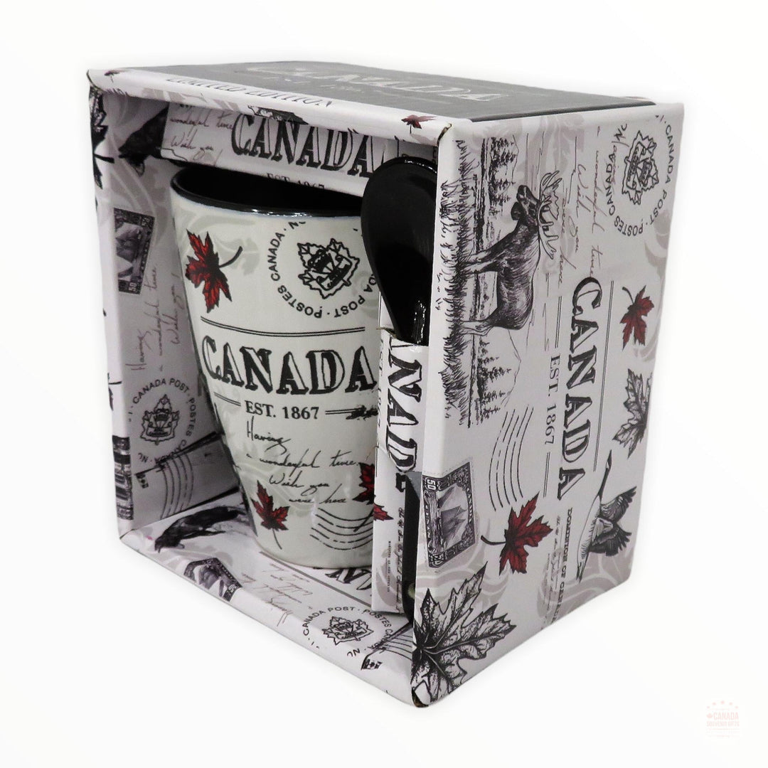 Tasse à café avec scène du Canada en noir et blanc.